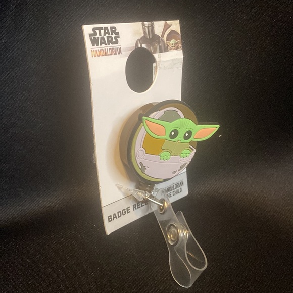 LAST ONE!! NWT🔴 Disney’s Star War Mandalorian The Child Badge Reel! - Picture 1 of 3